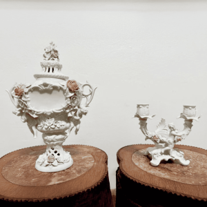 Centro Decorativo Alemán en Porcelana con Querubines y Candelabro a Juego