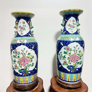 Par de jarrones de porcelanas chinas estilo “Famille Rose"