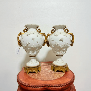 Par de jarrones en porcelana biscuit y montura de ormolu