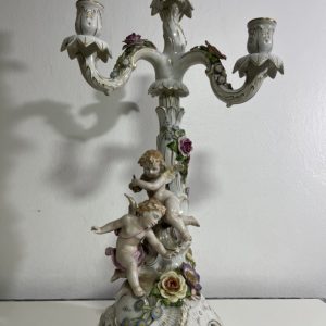 Candelabro Blanco Con Flores y Querubines